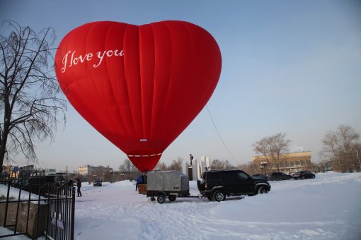 В небо Челябинска запущен гигантский шар-сердце