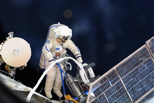 Космонавт  Олег Артемьев с борта МКС передал привет сотрудникам Группы компаний «МКС»!