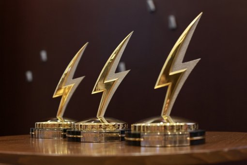 «ЗОЛОТЫЕ МОЛНИИ» ДОСТАЛИСЬ СИЛЬНЕЙШИМ 2015