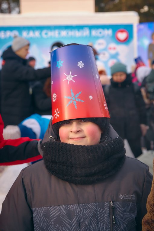 прздничные зимние шапки на головах детей