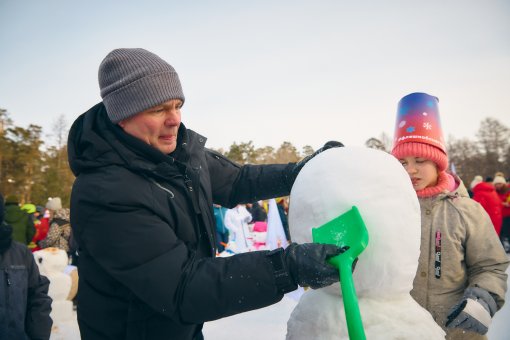 создание контуров на снеговике при помощи детской лопатки