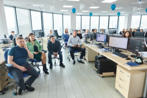 фото сотрудниковнутри офиса на празднование 19 дня рождения компании