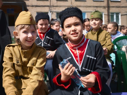 девочка в форме солдата и мальчик в костюме казака фото вместе