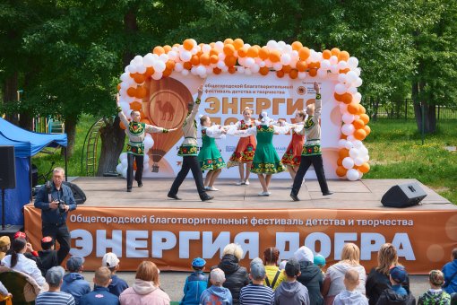 Детский танцевальный коллектив исполняет русский народный танец