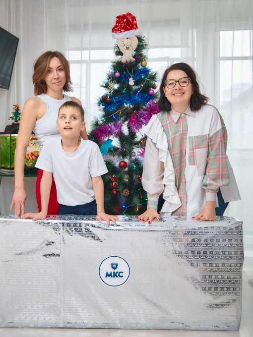 Снеговики-добряки МКС вручили подарок Андрею