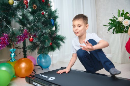 Снеговики-добряки МКС вручили подарок Андрею