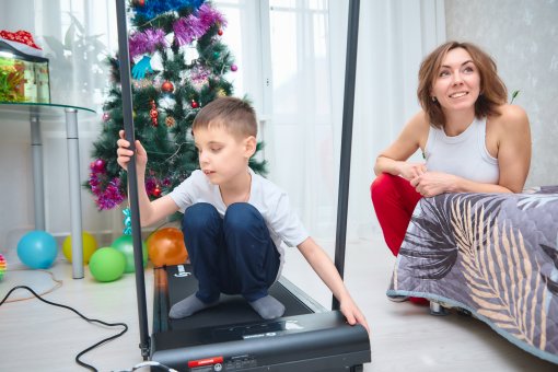 Снеговики-добряки МКС вручили подарок Андрею