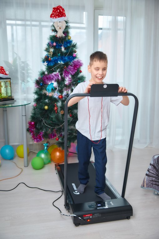 Снеговики-добряки МКС вручили подарок Андрею