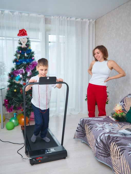 Снеговики-добряки МКС вручили подарок Андрею