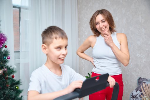 Снеговики-добряки МКС вручили подарок Андрею