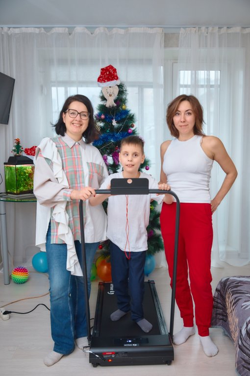 Снеговики-добряки МКС вручили подарок Андрею